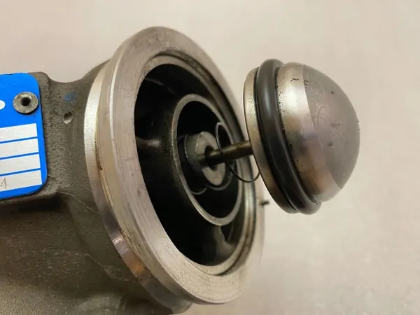 Válvula Turbo Volvo OEM 31293679 - Usada image 4