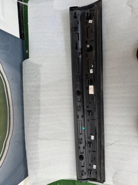 Land Rover Discovery 5 Oikea etuoven lista HY3M21064 image 3