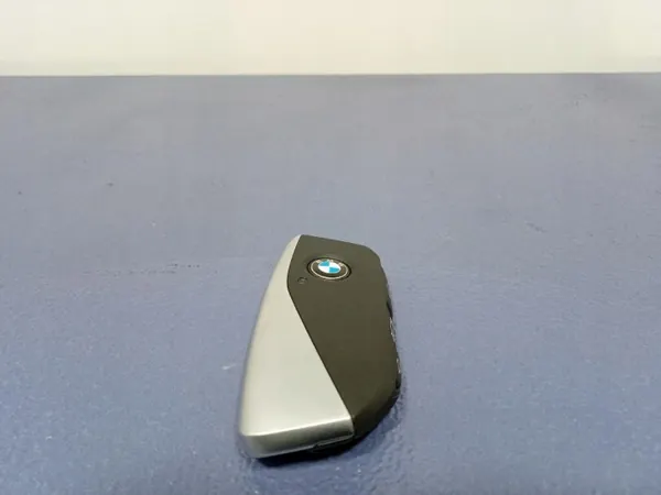 Llave BMW IX2 U10 OEM 5B3E8B6 - Estado Usado image 2