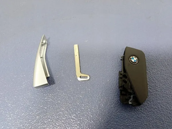 Llave BMW IX2 U10 OEM 5B3E8B6 - Estado Usado image 4