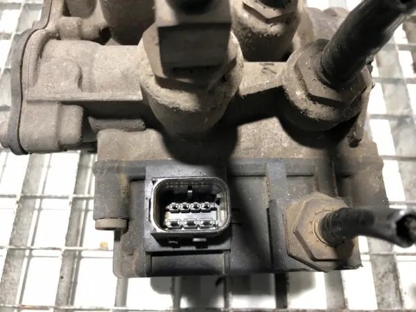 Käytetty EBS-modulaattoriventtiili OEM 1747137 DAF XF FT 460 image 4