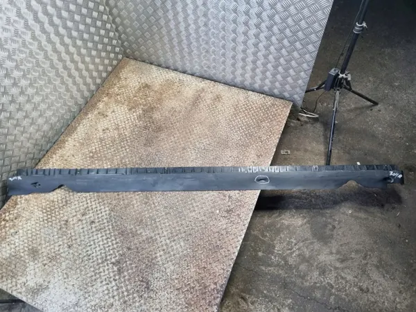 Refuerzo de umbral Tesla Model Y OEM 149774500C - Usado image 2