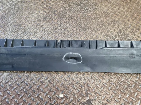 Refuerzo de umbral Tesla Model Y OEM 149774500C - Usado image 4