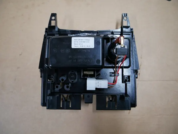 Cenicero Compartimento Almacenaje Mercedes W204 C204 OEM 2046801350 image 4