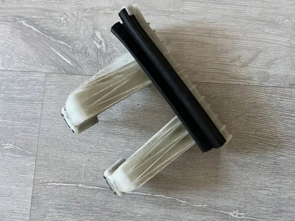 Guide de vitre arrière droit OEM 822186141R 822166457R image 2