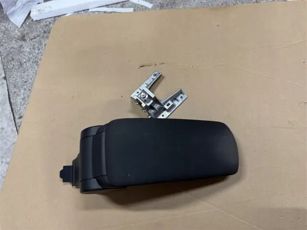 Accoudoir Audi A1 8X OEM - État d'occasion image 5