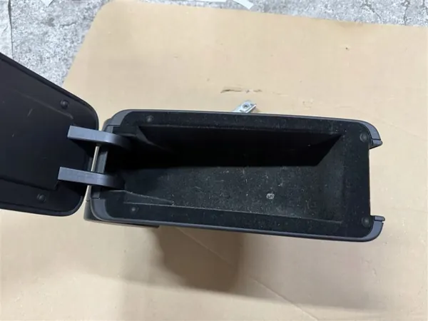 Accoudoir Audi A1 8X OEM - État d'occasion image 7