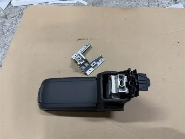 Accoudoir Audi A1 8X OEM - État d'occasion image 9