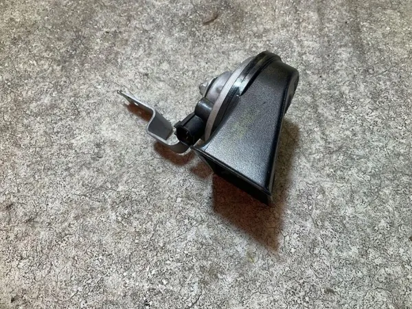Bocina Hyundai Kona II OEM 96621BE000 - Usado image 2