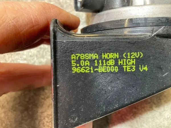 Bocina Hyundai Kona II OEM 96621BE000 - Usado image 4