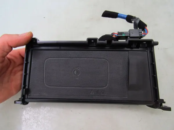 Kia CEED III inductielader OEM 84684-J7100 image 3