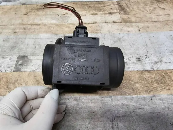 Débitmètre Audi A4 1.9L Diesel OEM 074906461 image 2