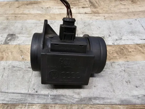 Débitmètre Audi A4 1.9L Diesel OEM 074906461 image 6