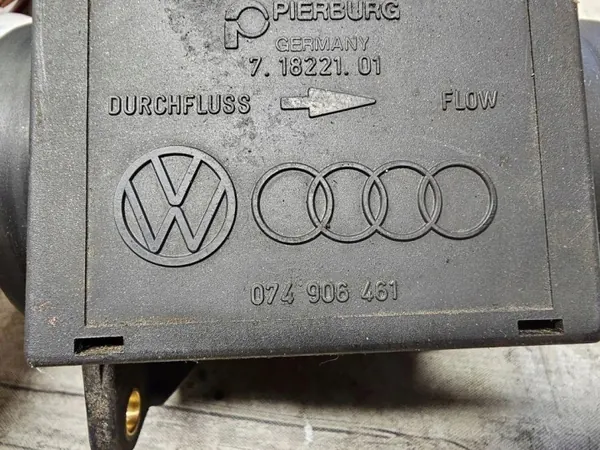 Débitmètre Audi A4 1.9L Diesel OEM 074906461 image 7