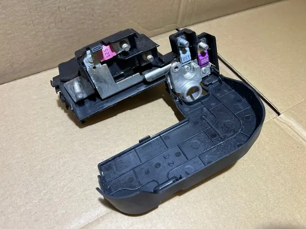 AUDI Q5 80A Positiivinen Liitin 80A915459 image 2