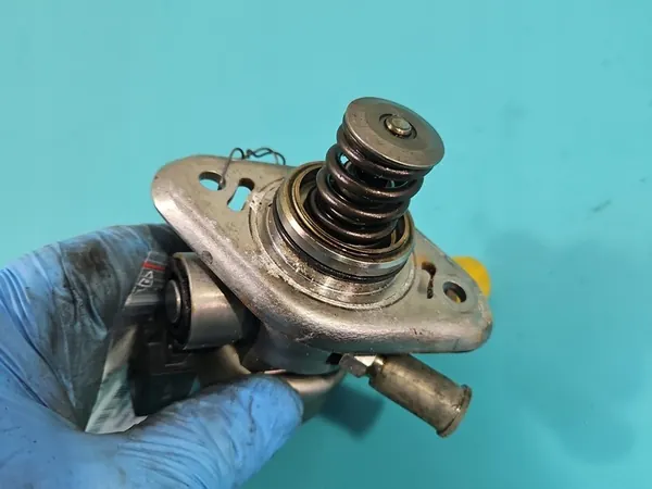 Korkeapaineinen polttoainepumppu Skoda Octavia III 2.0 TSI OEM 06G127027H image 5