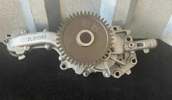 Pompe à huile DAF d'occasion OEM 2000205 pour XF 106 440 image 2