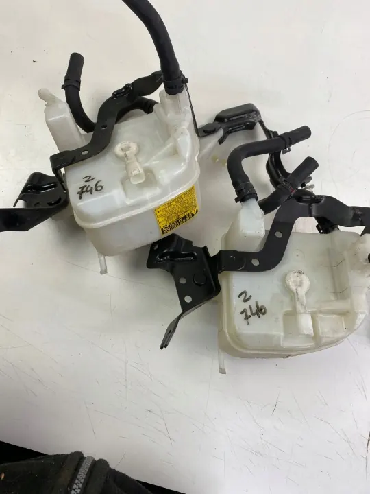 Réservoir de liquide de frein Toyota Yaris III OEM 0335008-87081 image 4