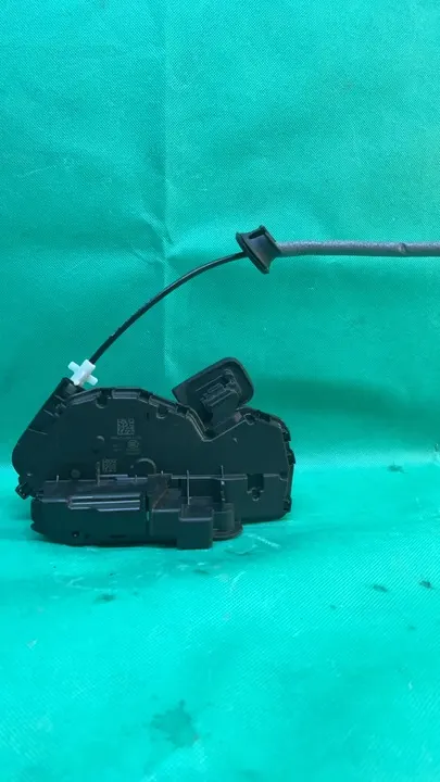 AUDI VW SKODA VÄNSTER BAKDÖRRSLÅS 5TA839015M image 3