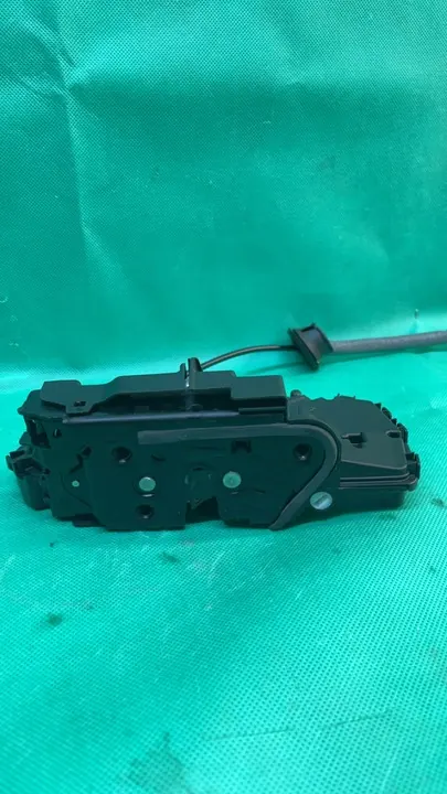 AUDI VW SKODA VÄNSTER BAKDÖRRSLÅS 5TA839015M image 6