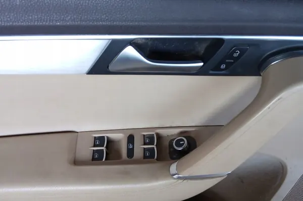 VW Passat B7 Variant Deurbekleding Links Voor 3AB867011 image 3