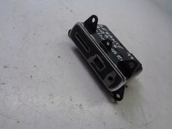 Tomada USB SD OEM 670037500 para Maserati Levante image 2