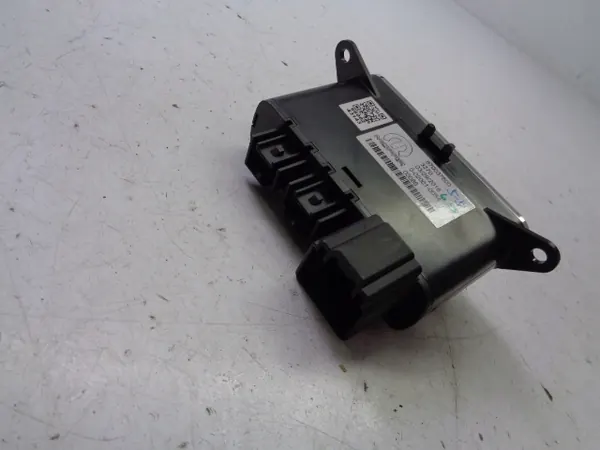 Tomada USB SD OEM 670037500 para Maserati Levante image 3