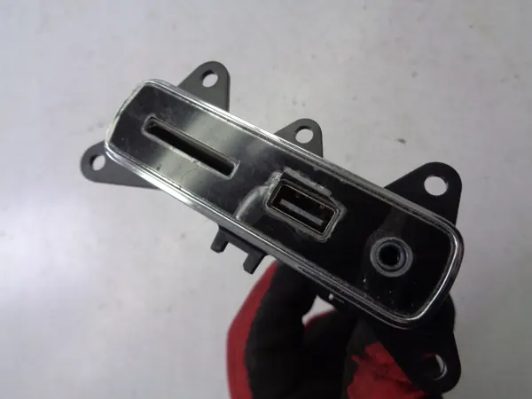 Tomada USB SD OEM 670037500 para Maserati Levante image 4