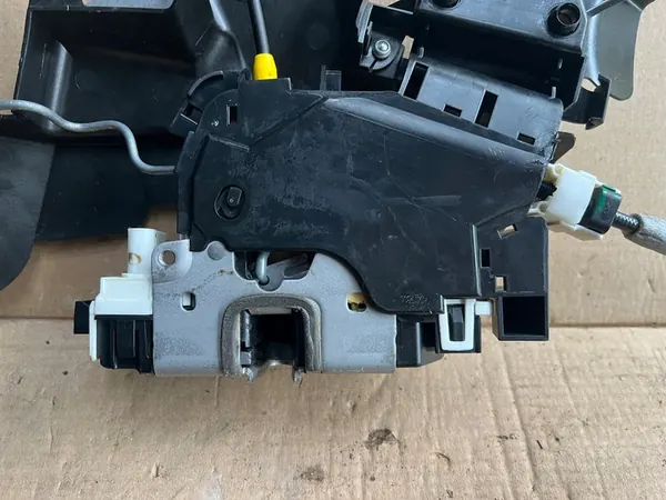 MERCEDES C-KLASS W204 VÄNSTER FRAMDÖRRSLÅS A2047200335 image 3