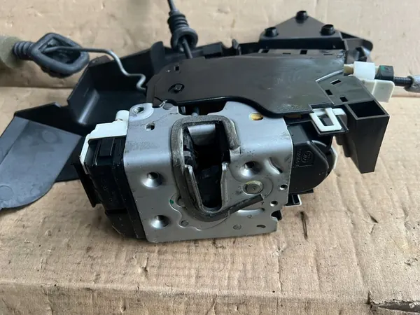 MERCEDES C-KLASS W204 VÄNSTER FRAMDÖRRSLÅS A2047200335 image 4