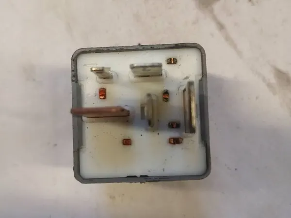 Relä Audi 90 80 B4 2.0 1993 image 2