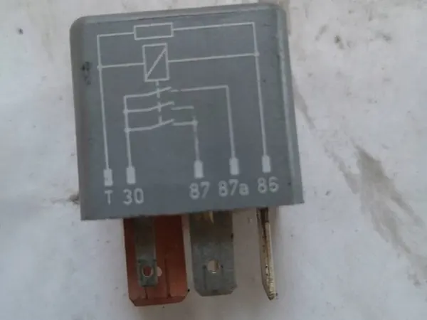 Relä Audi 90 80 B4 2.0 1993 image 4