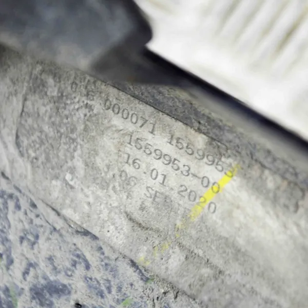 Parafuso traseiro direito BMW i3 (I01) 2020 OEM 1559953 image 5