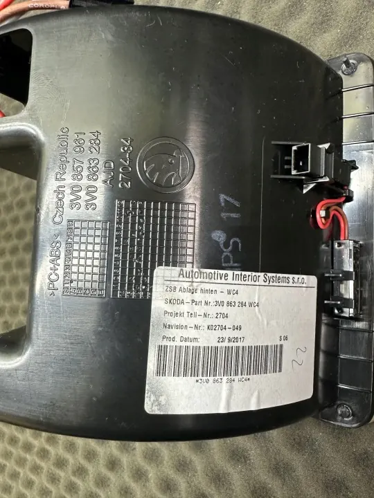 Cinzeiro Traseiro Skoda OEM 3V0863284 - Usado image 4