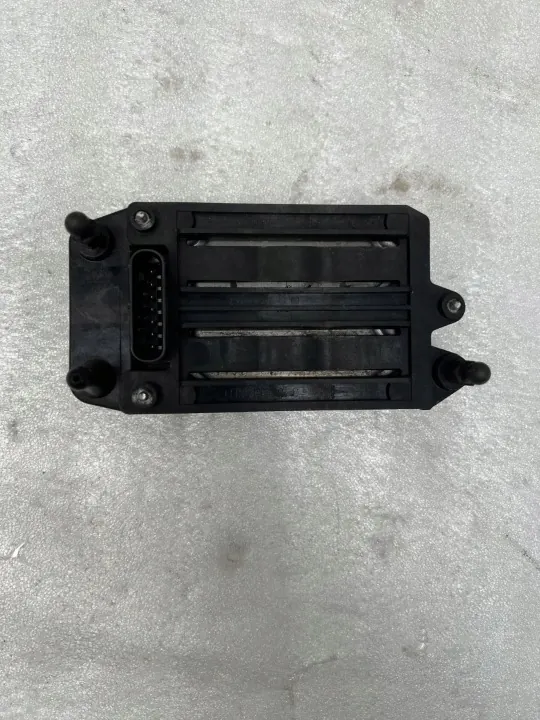 Tesla Model S 2017 Tutkasensori OEM 110864700B image 3