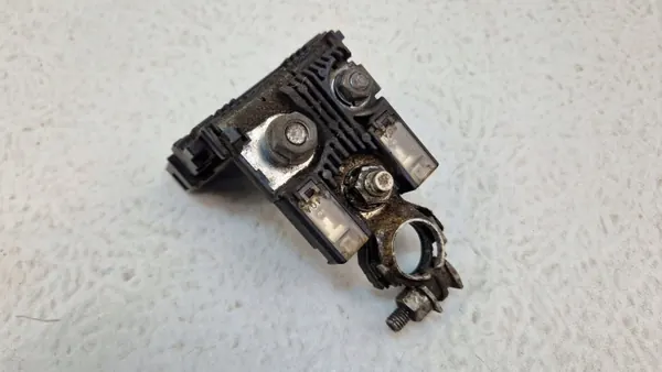Nissan R51 Pluspol-Batterieklemme - Gebraucht image 3