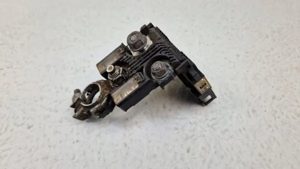 Nissan R51 Pluspol-Batterieklemme - Gebraucht image 4