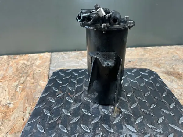 Fuel Filter Housing VW Passat B6 3C0127400A image 3