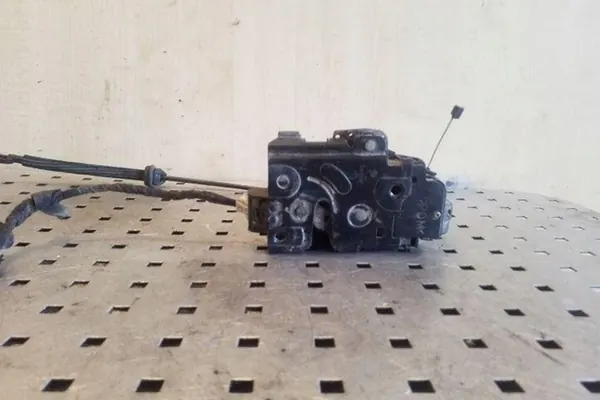 Höger främre dörrlås VW GOLF IV VARIANT 1.9L image 4