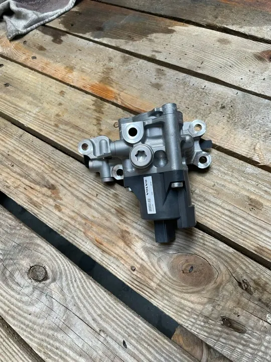 Volvo OEM 31437399 Thermostat & Pompe à Huile Boîte image 2
