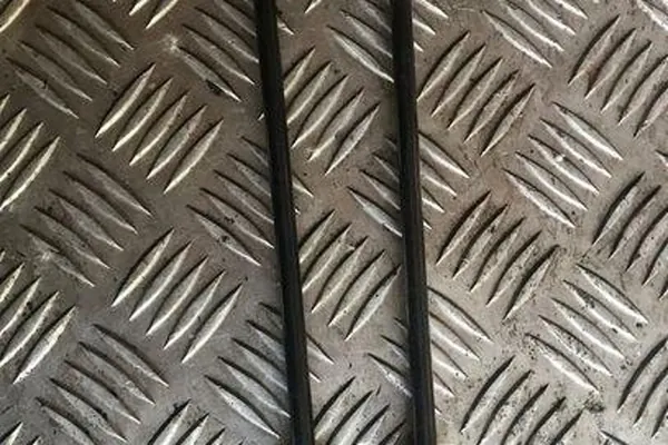 Atuador do porta-malas esquerdo VW GOLF PLUS 5M0827550A image 2