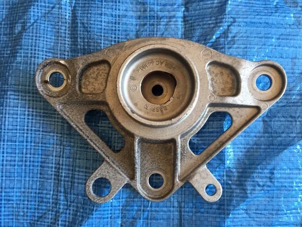 Dodge Charger 5.7 HEMI Engine Mount Bracket image 2