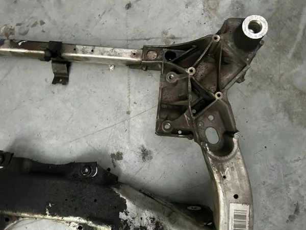 Traverse avant OEM 560988689 pour BMW 5 F10/F11 image 4