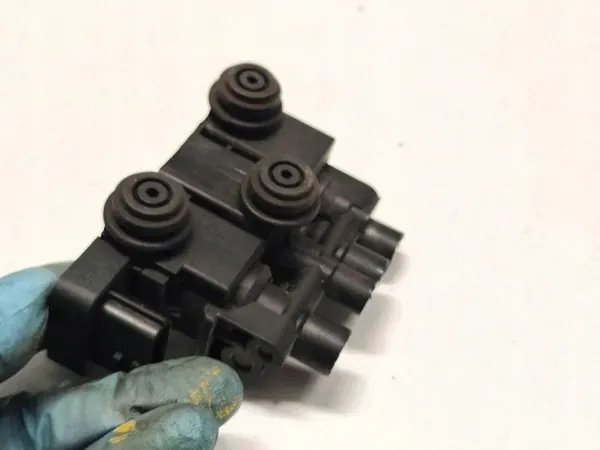 Air Distributor / Valve Block (Air Suspension) Land Rover image 3
