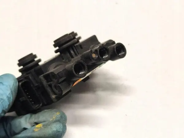 Air Distributor / Valve Block (Air Suspension) Land Rover image 4