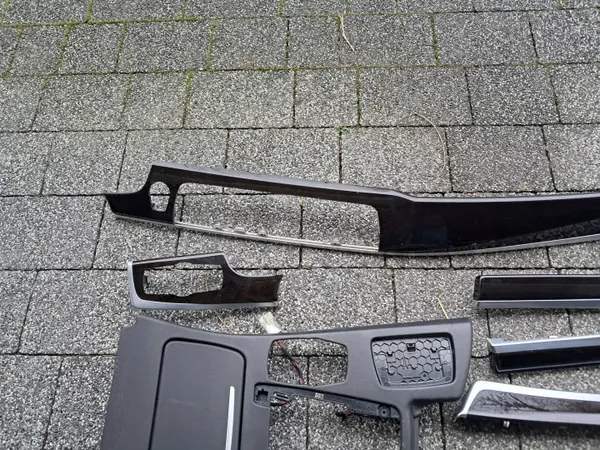 Garniture BMW M5 F10 OEM 8050679 - État Utilisé image 3