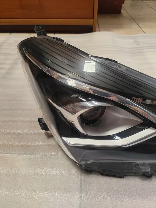 Faros derecho Toyota Yaris 2017-2020 OEM 811300DJ90 image 2