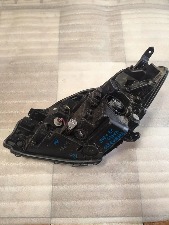 Faros derecho Toyota Yaris 2017-2020 OEM 811300DJ90 image 6