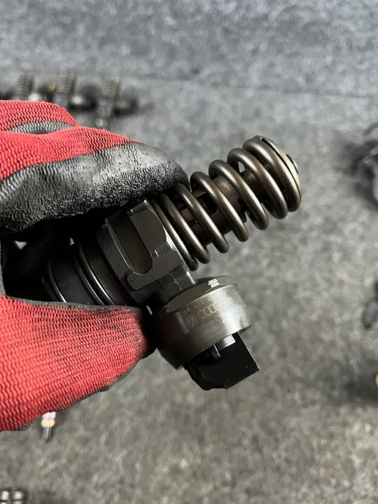 Inyector Bomba VW 1.9 TDI OEM 038130073AG - Usado image 3