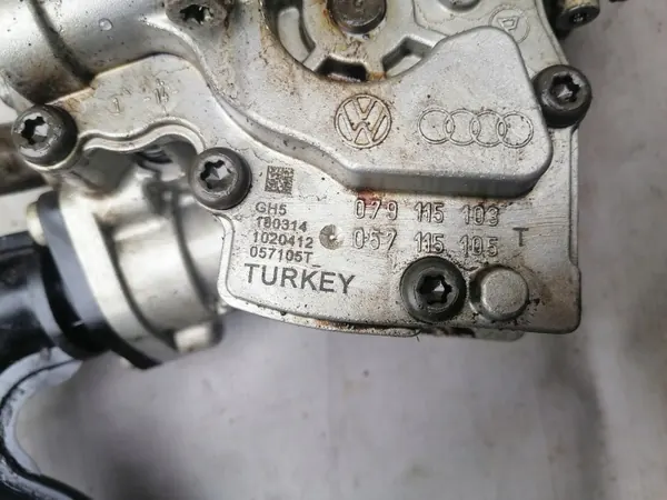 Bomba de aceite usada OEM 057115105 Porsche Cayenne II 4.2TDI image 4